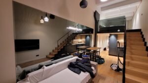 Veidrodinė pilko veidrodžio siena