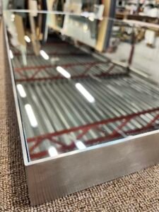 Veidrodis nerūdyjančio plieno rėmelyje 2