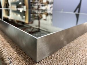 Veidrodis nerūdyjančio plieno rėmelyje