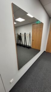 Veidrodis su ažuolo faneruotės porėmiu