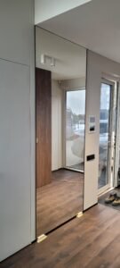 Veidrodis su minimalistiniu juodu remeliu