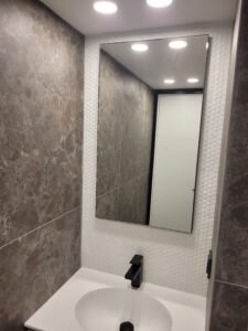 veidrodis su minimalistiniu remeliu