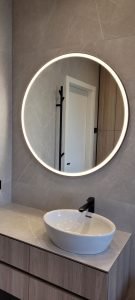 Apvalu su apšvietimu prie krašto