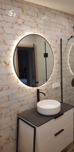 Apvalus šviečiantis su juodu rėmeliu