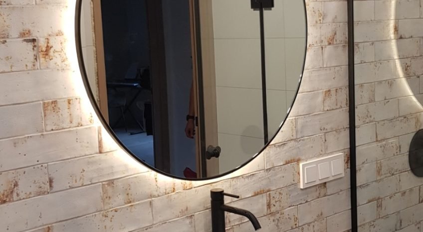 Apvalus šviečiantis su juodu rėmeliu