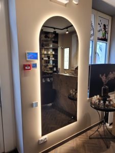 Arka su galiniu apšvietimu brozinis veidrodis