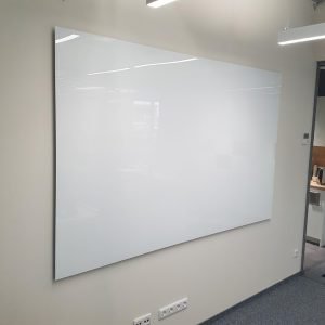 Balta magnetine stikline lenta 2200x1400 (002)