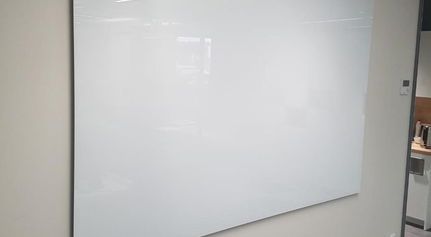 Balta magnetine stikline lenta 2200x1400 (002)