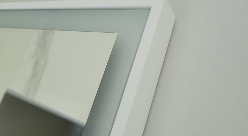 Baltas rėmelis apšvietimas palei rėmelio kraštą į priekį