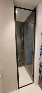 Durys juodu apvadu 2