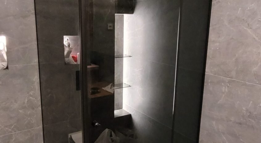 Dušo kabina iš tonuoto pilkai stiklo