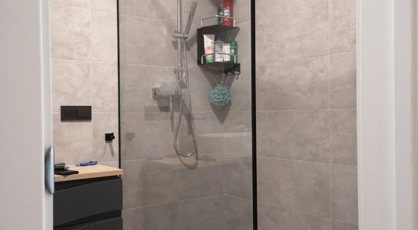 Dušo sienelė su juodu rėmeliu ir stabilizatoriumi