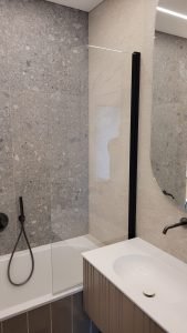 Dušo sienutė ant vonios