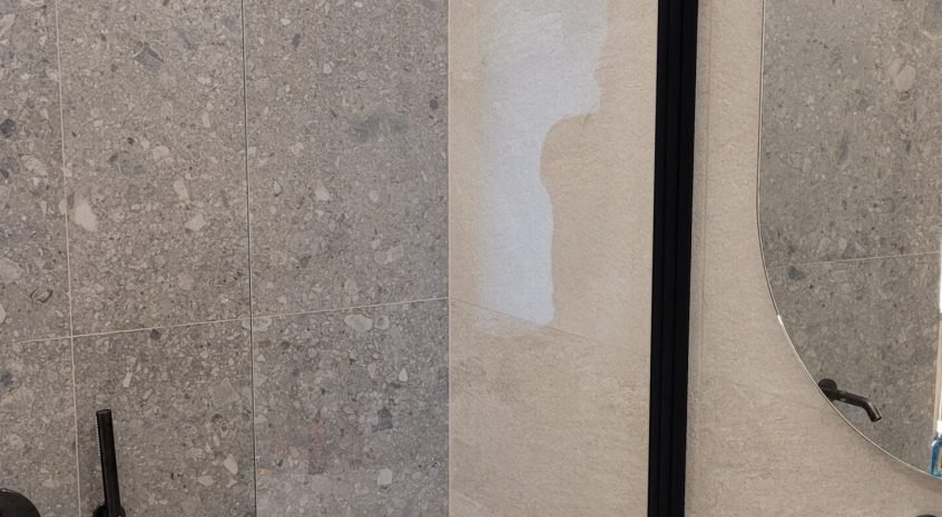 Dušo sienutė ant vonios