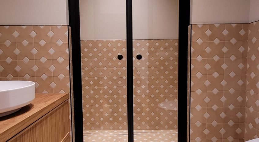 Dviverės dušo durys juodos