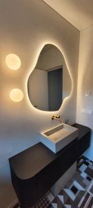 Figūrinis LED veidrodis su galinių apšvietimu