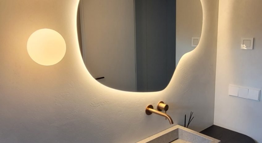 Figūrinis LED veidrodis su galinių apšvietimu