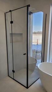 Juodas kampinis dušas