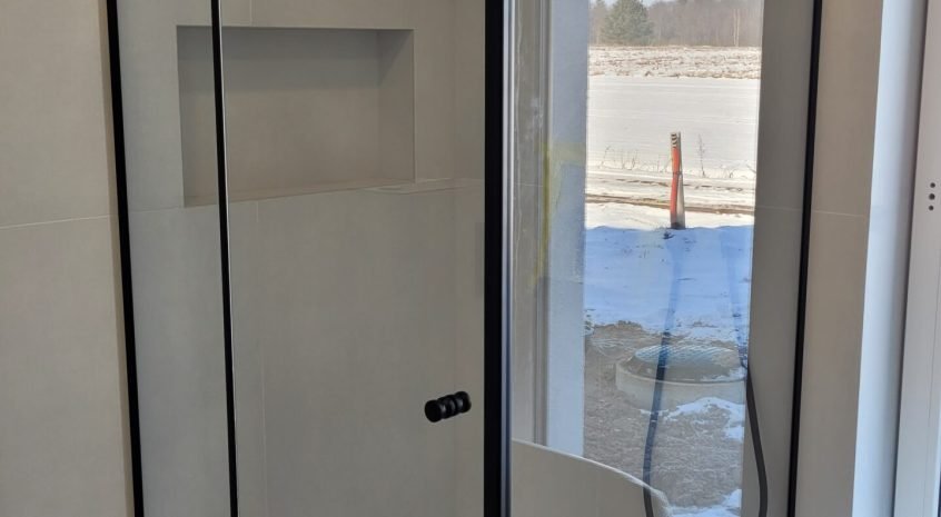 Juodas kampinis dušas