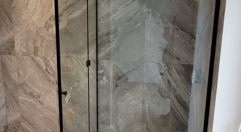 Kampinė dušo kabina (Judos spalvos furnitūra) 2