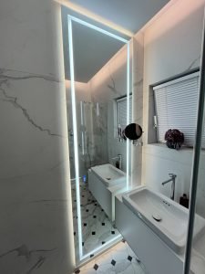 LED veidrodis su galiniu ir priekiniu apšvietimu