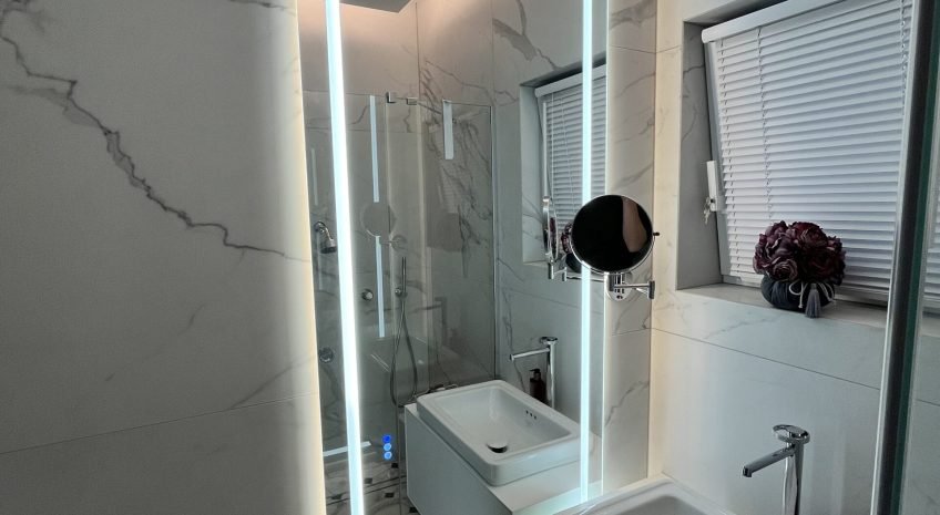 LED veidrodis su galiniu ir priekiniu apšvietimu