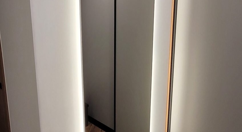 Minimalistinis rėmelis ir galinis apšvietimas