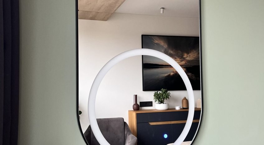 Piliulės formos veidrodis su LED apšvietimu ir juodu rėmeliu