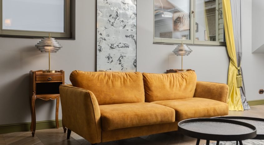 Ranku darbo sendintas sidabrinis veidrodis