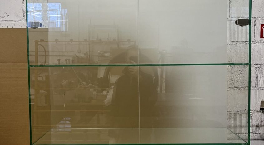 Stiklines vitrina su durelėmis