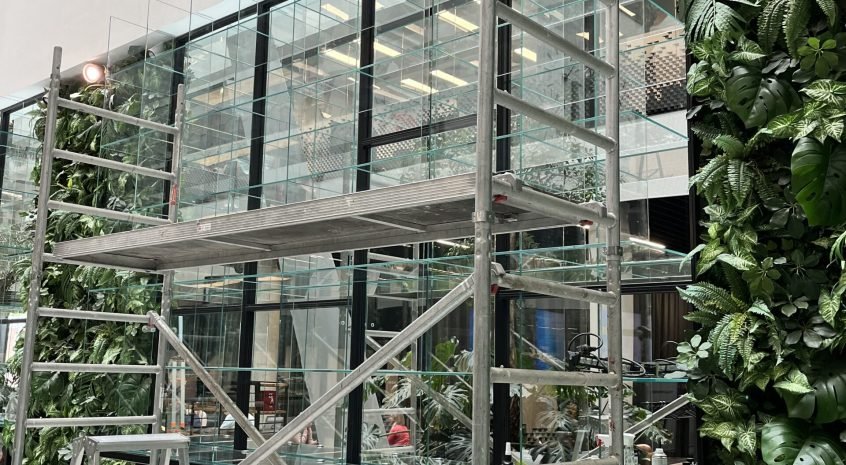 Stikliniu konstrukcijus klijavimas ir montavimas