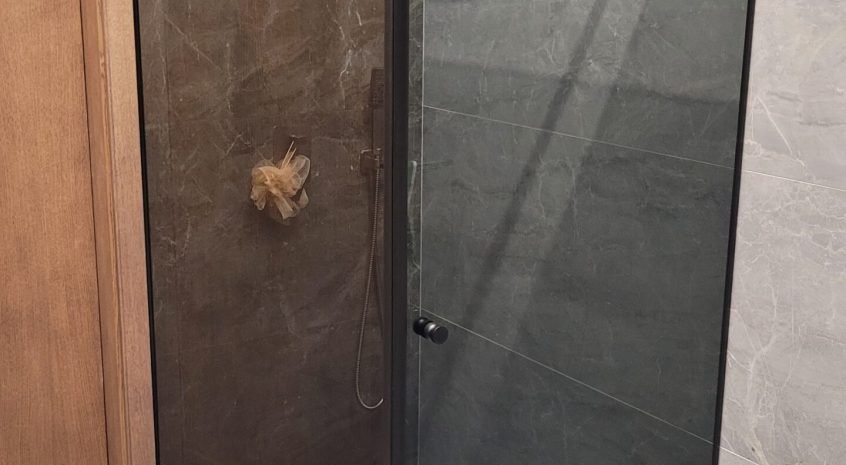 Tonuoto stiklo dušo kabina