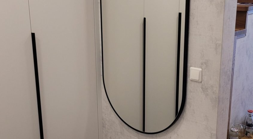 Veidrodis juodame rėmelyje