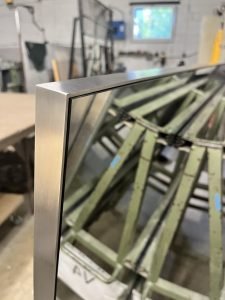 Veidrodis nerūdyjančio plieno rėmelyje (2)