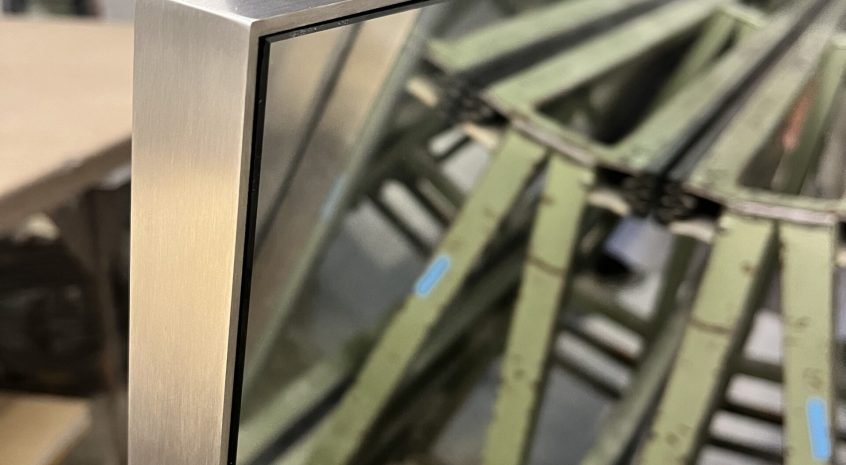 Veidrodis nerūdyjančio plieno rėmelyje (2)