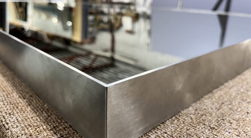 Veidrodis nerūdyjančio plieno rėmelyje