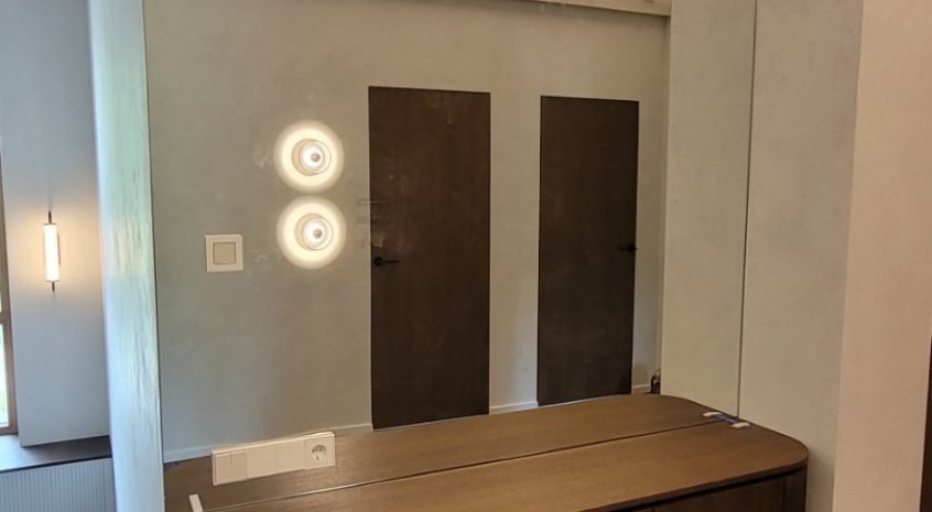 Veidrodis su švietuvais