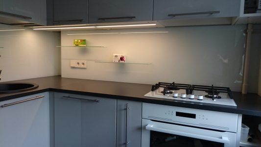 Virtuvinė sienelį iš stiklo dažyta su lentynėlėmis