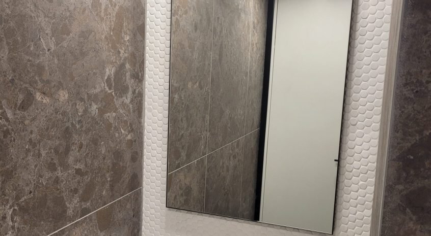 veidrodis su minimalistiniu remeliu